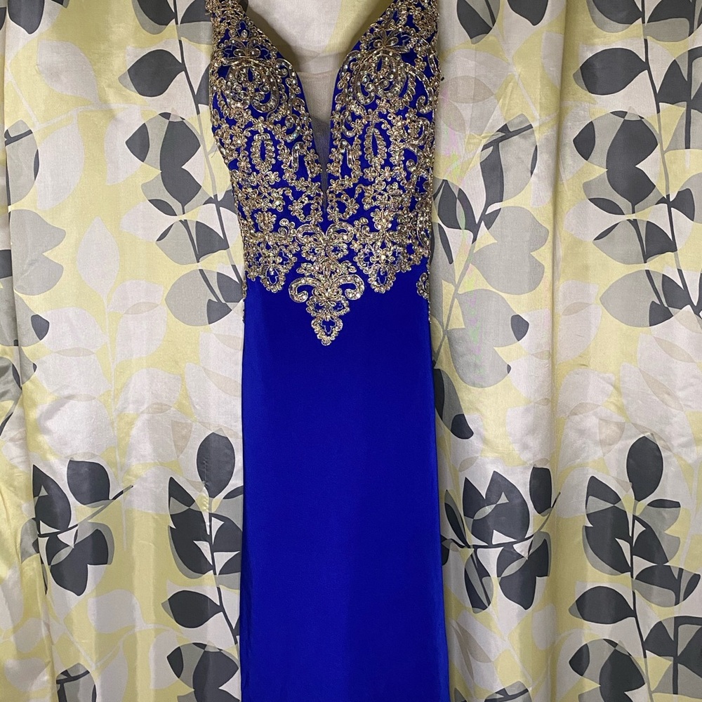 I’m selling my old prom dress only wore ONCE .